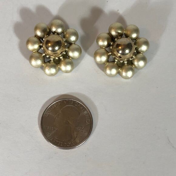 Vintage Coro Earrings, Gold Tone Orbit Clip On Round Flowers Matte Shiny - Picture 8 of 9